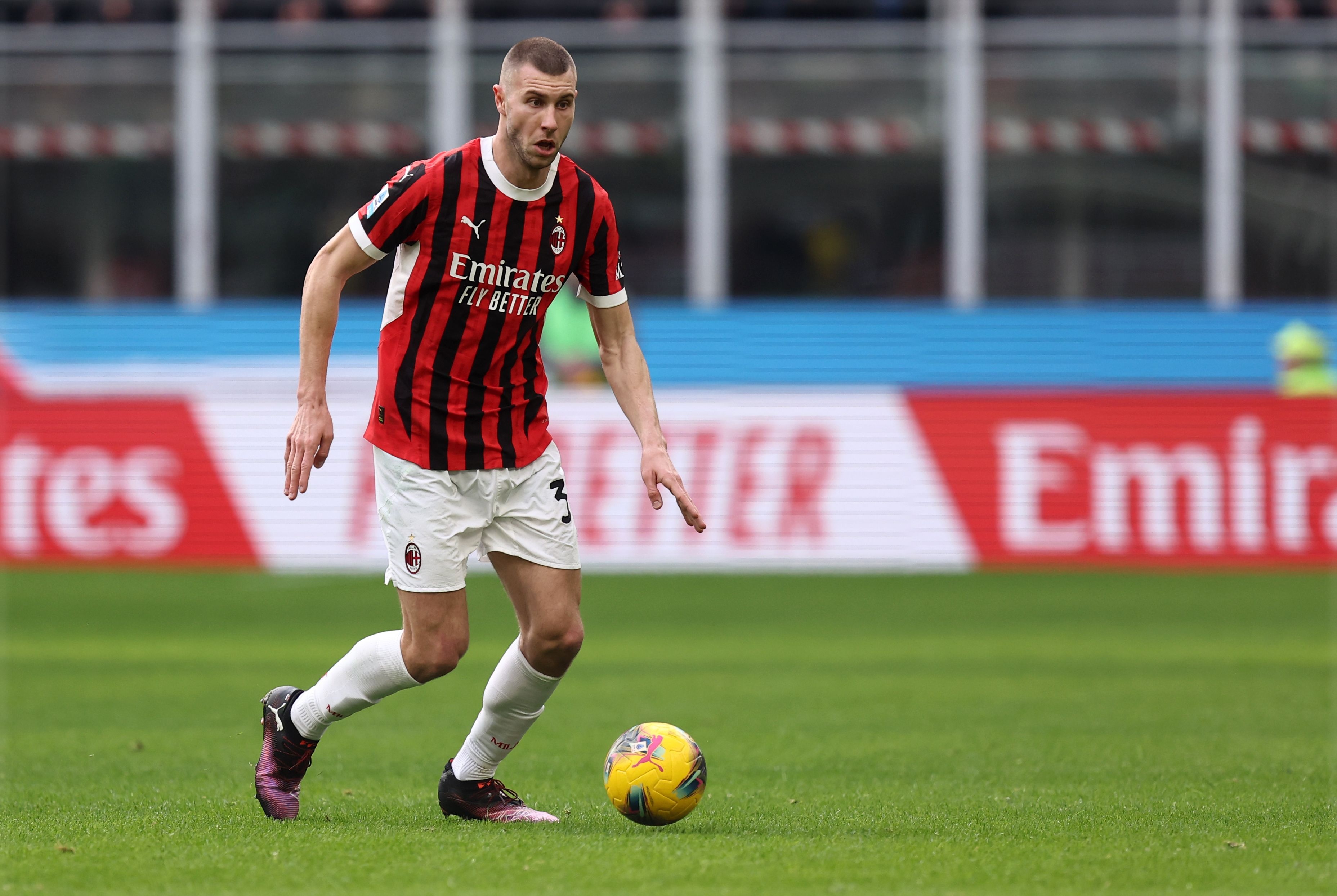 BOB半岛-缝了9针！意媒：帕夫洛维奇身体状况需每天监测，出战科莫存疑