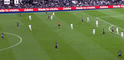 BOB半岛体育-吕迪格庆祝居莱尔进球时拍打皮塔奇头部，导致小将身体一晃