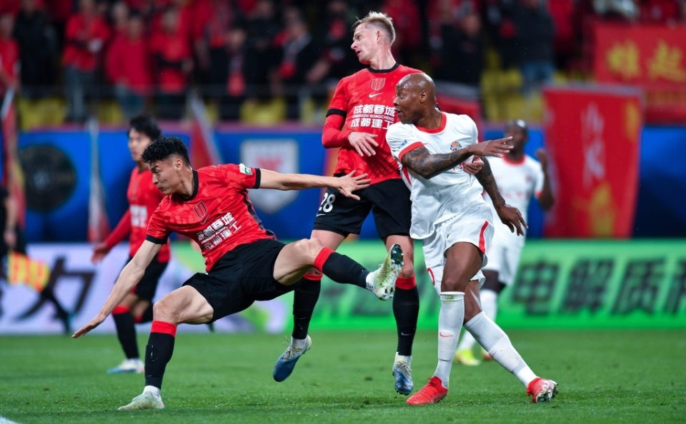 BOB半岛体育-中超形势：蓉城2分优势领跑 2强积分归零+4队2连败 下轮2场焦点战